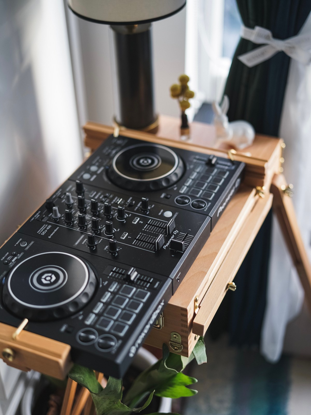 Home Decoration Design Variations – Stand Desk for Pioneer DJ Rekordbox & Assouline Coffe Table&nbsp;Book.